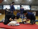 心肺蘇生の訓練を行う様子