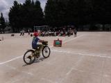 自転車走行の練習を行う4年生