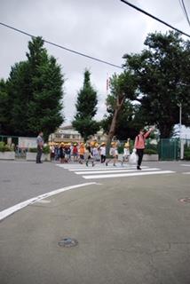 大きく手を上げて渡る様子