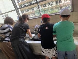 エアコンのフィルターを協力してきれいにしました