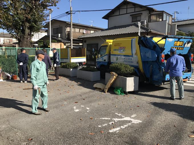 東門付近のゴミ収集車