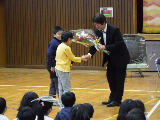 お礼の言葉と花束贈呈