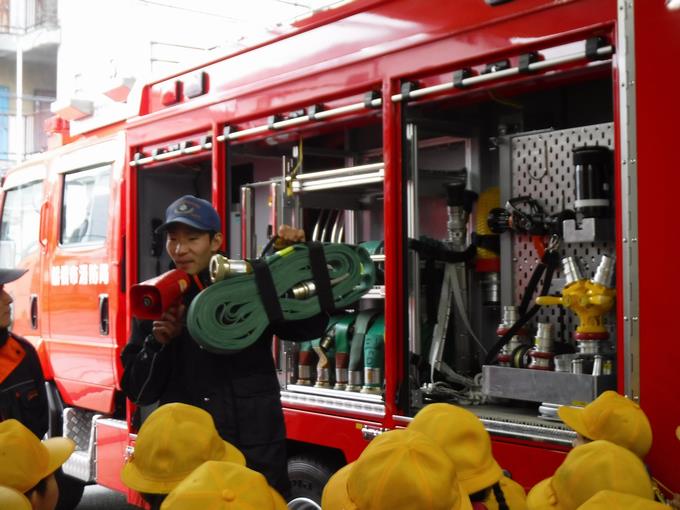 1500L水を貯められる水槽車 2,3分で空になるそうです