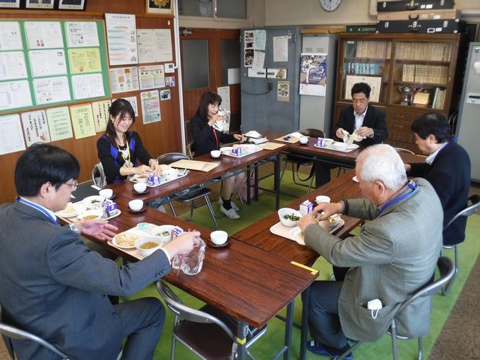 給食を試食していただきました
