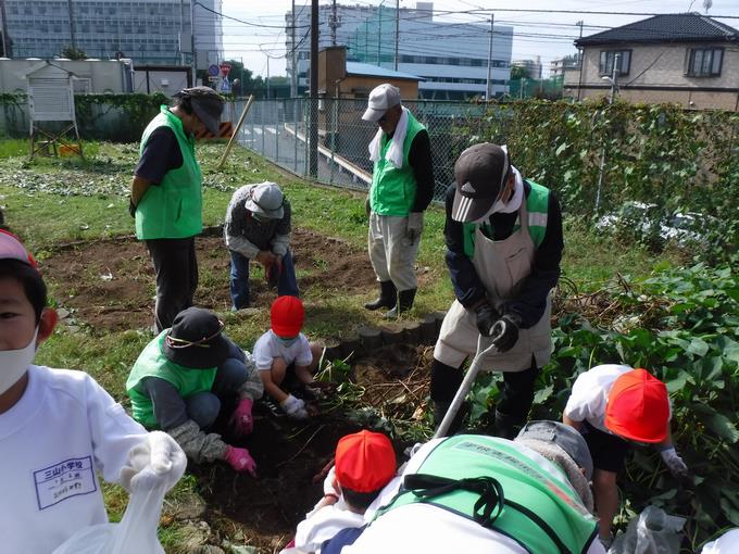 ボランティアさんに教えてもらいながら