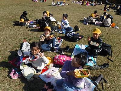 芝生の上でお弁当をいただきます!!