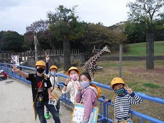 大きいキリンに大はしゃぎ♪