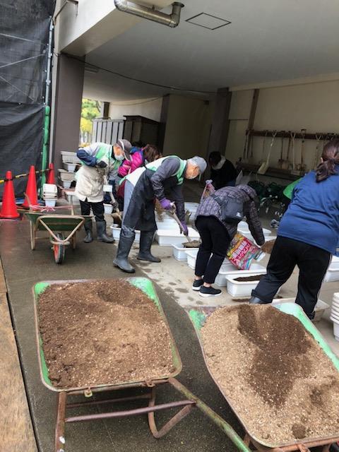 雨のためピロティーで行いました