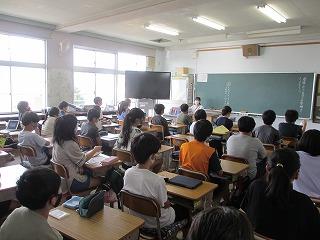 話を聞く6年生