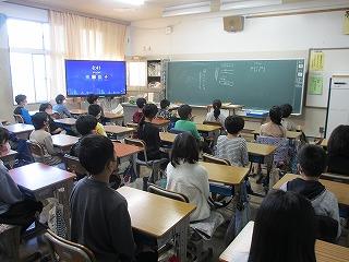 静かに聞いています