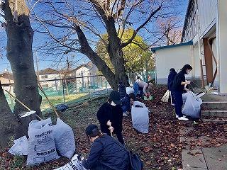 三山スワローズ　落ち葉掃除