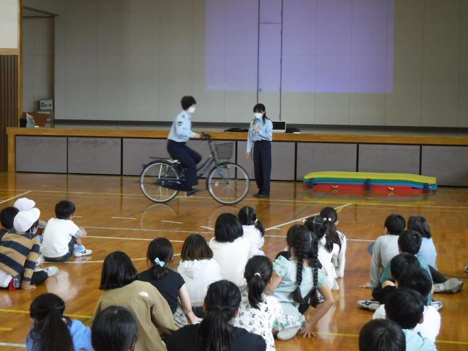 ブレーキは左、右の順で