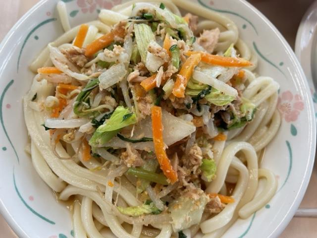 サラダはうどんにかけて食べます