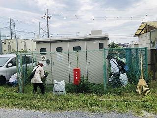 変電設備の周辺を掃除します