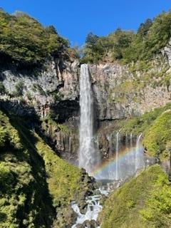 虹がかかった華厳の滝