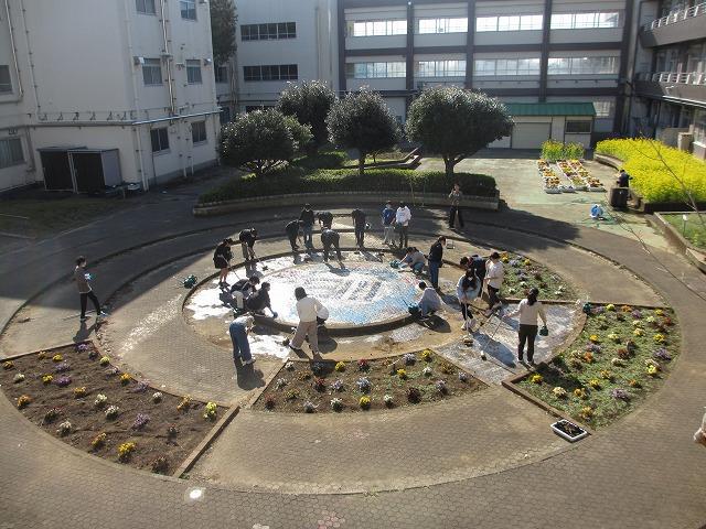 中庭の清掃(6年2組)