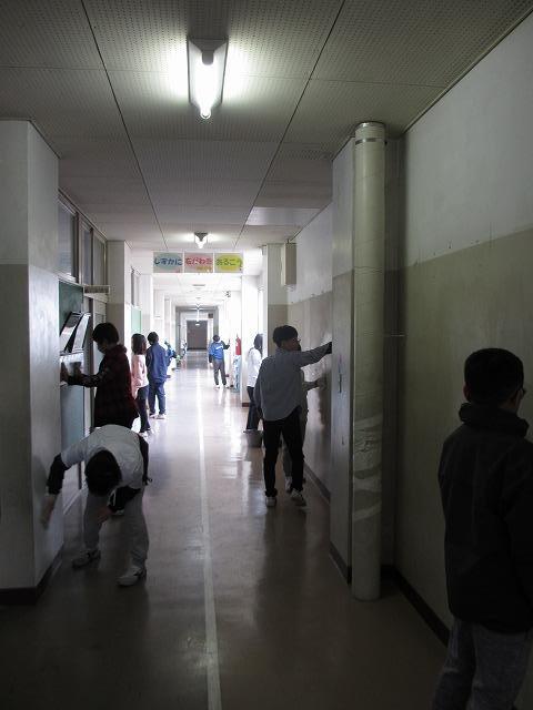 校内の壁の清掃(6年3組)