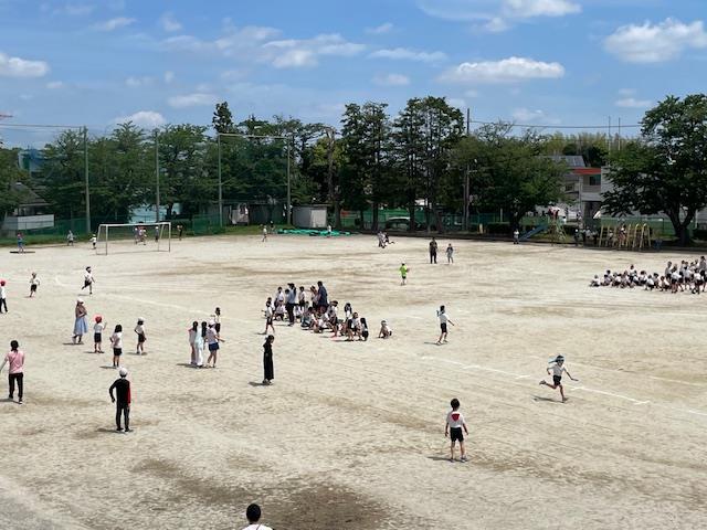 低学年リレーの練習