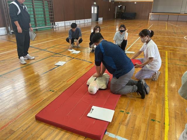 心肺蘇生をしながらAEDを準備