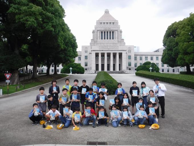 国会議事堂をバックに