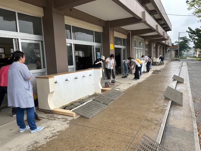 昇降口での作業