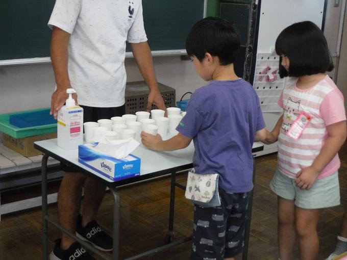 一人一人紙コップを取りに行きます