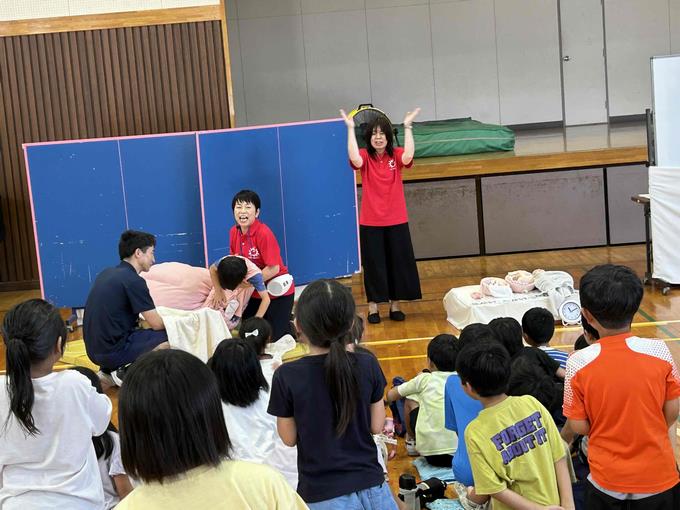 大型子宮から産まれる様子