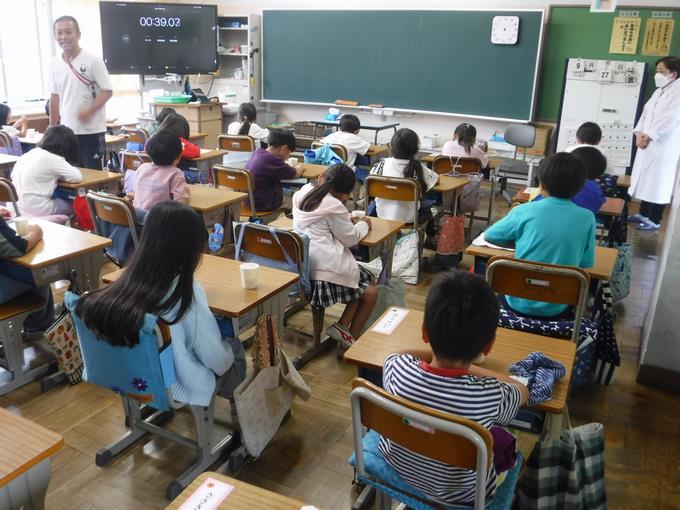 しっかり下を向いて