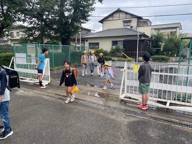 東門で