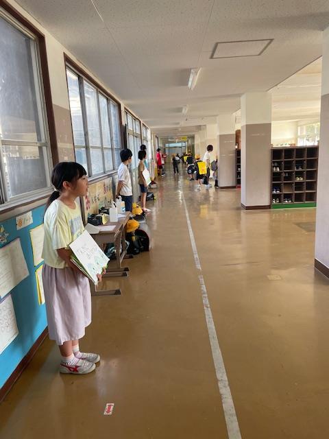 昇降口で