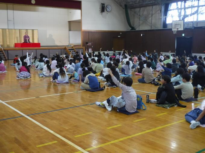 このしぐさは何をあらわしてるかのクイズ