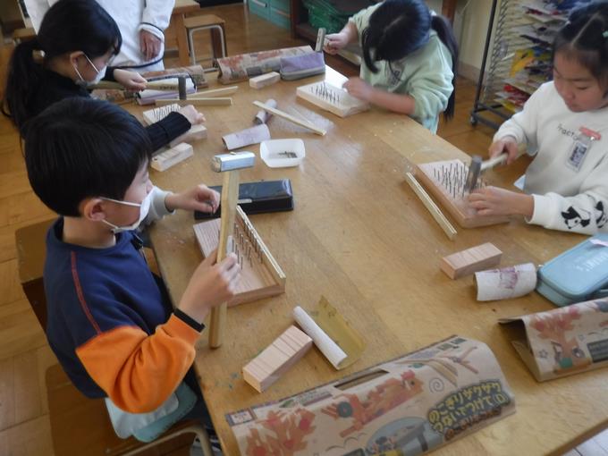 くぎを見つめる目も真剣