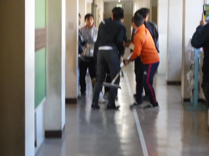 かけつけた職員が不審者に対応