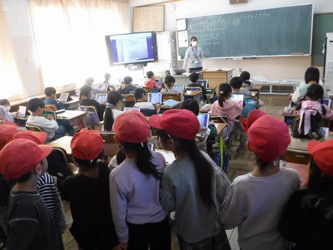 1年生の授業に興味津々