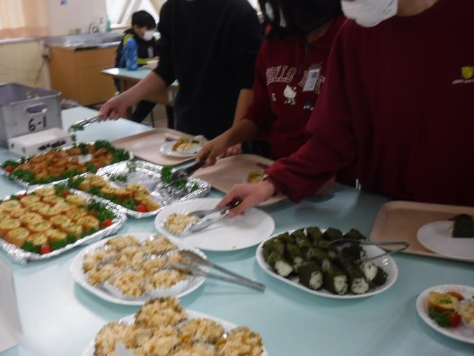 バイキング形式でとっていきます