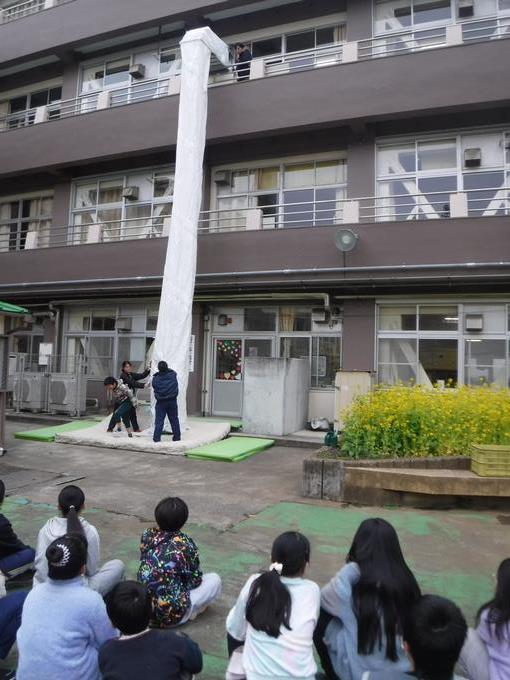 3階のベランダから救助袋で脱出