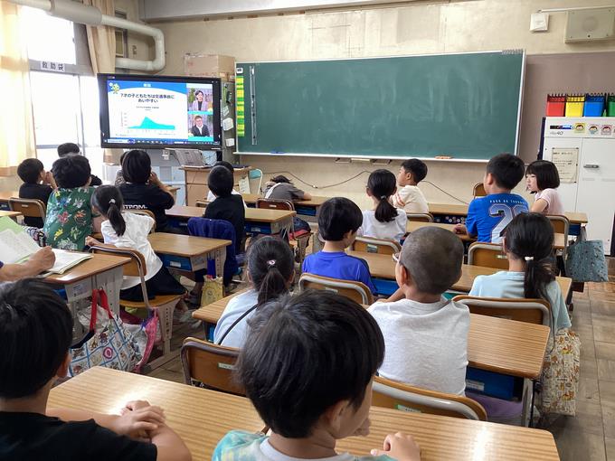 学級ごとに分かれて電子黒板で視聴しました。