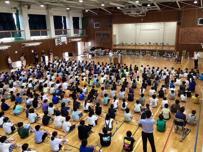 校長先生より、一宮宿泊学習を成功させた5年生に向けて「たくましかったで証」が手渡されました。