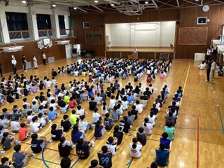 久々の全校朝会でしたが、落ち着いた雰囲気の中で臨むことができました。