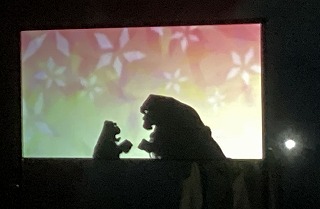 手が様々な動物に姿を変えるパフォーマンスに、子供たちは目を奪われていました。