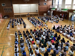 校長先生からは最近の時事にも触れながら「いのちの大切さ」「諦めないことの大切さ」などについて話がありました。