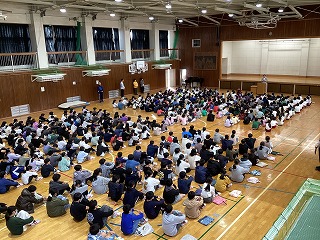 運動会では、集団演技などの自分たちの競技のほか、係活動でも活躍した6年生に「たくましかったで証」が送られました。