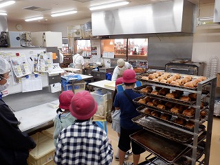 普段食べているお惣菜やパンなどを作っている様子も見学させていただきました。
