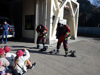 10キロ近い消防服を30秒ほどで着替える様子を見せていただきました。