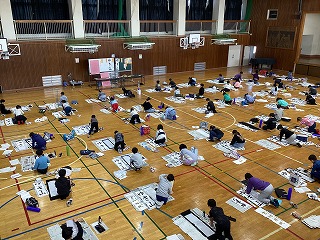 それぞれが最もよく書けた作品を、この後校内書き初め展で掲示していきます。