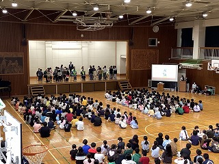 感謝の気持ちを込めたプレゼント贈呈