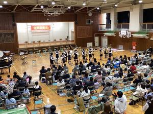 ６年生による『フラワークラウン』の演奏。