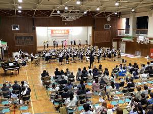 三山中学校吹奏楽部との合同演奏『マツケンサンバⅡ』は、３年生もダンスで参加しました。