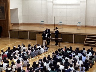 代表児童への修了証書授与（体育室）