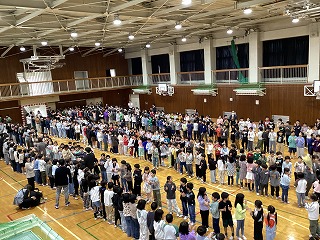 最後は長い花道を作り、全校で見送りをしました。